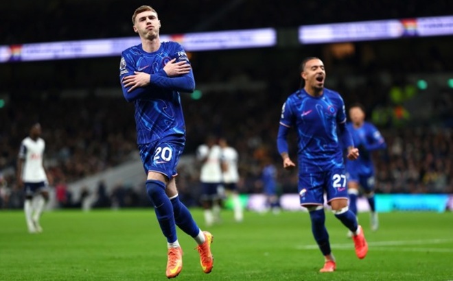 Cole Palmer ăn mừng chiến thắng trước Tottenham